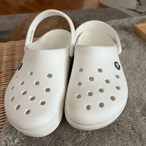 Women’s size 7 Crocs.
